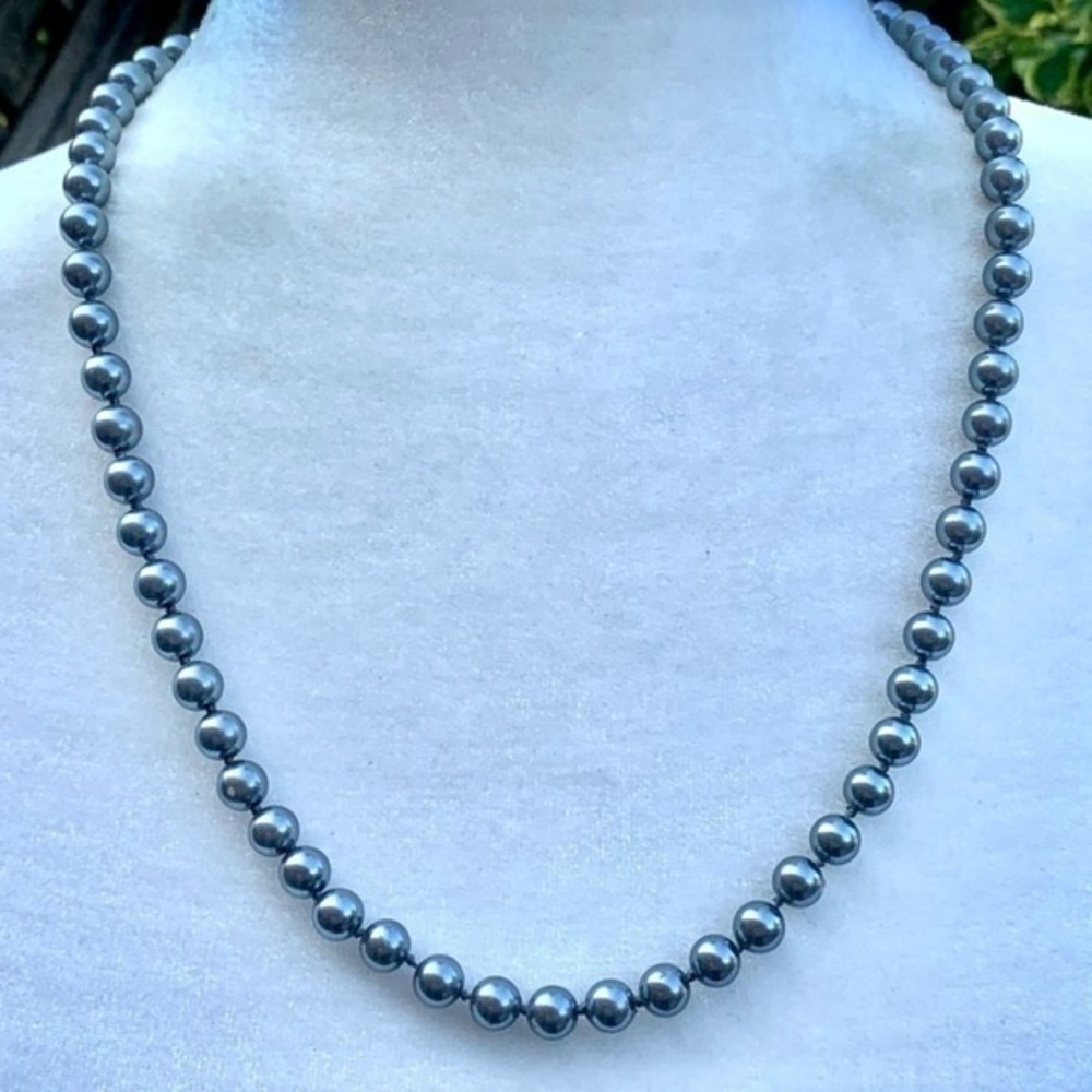 🩶Vintage grey glass pearls, knotted single strand.